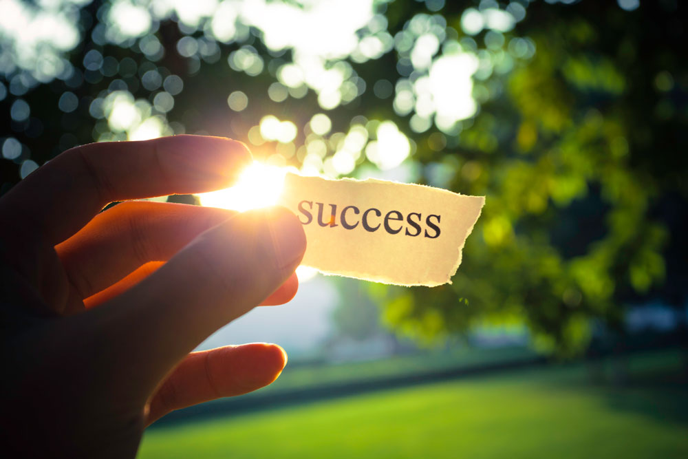 Success-in-hand-181141403_5616x3744—Multilingual-Coaching